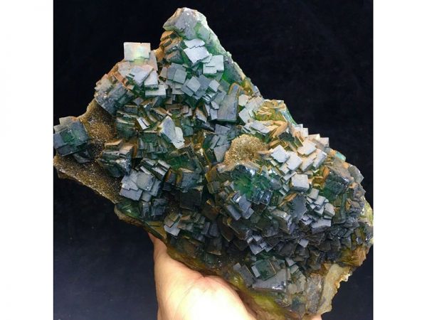 Groene Fluorite met vierkante Kristallen 950gram uit China