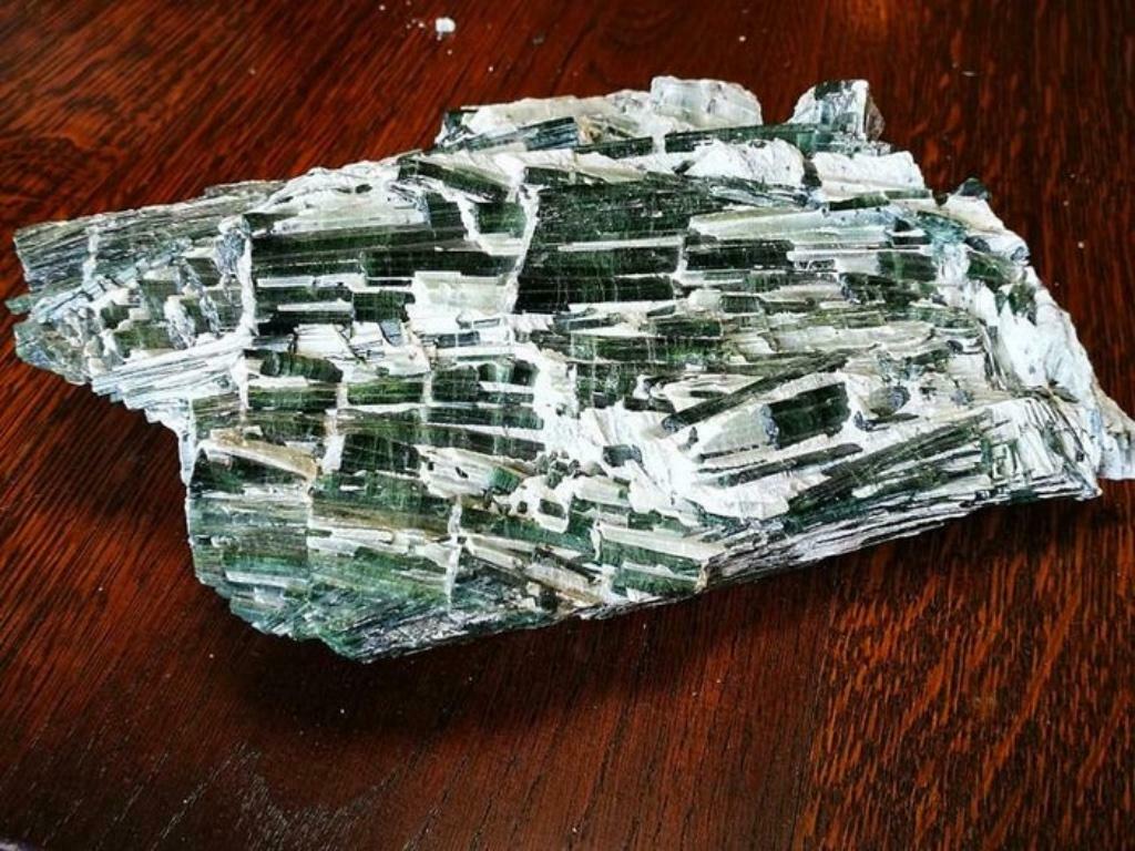 Toermalijn kristal op matrix, 1 kg