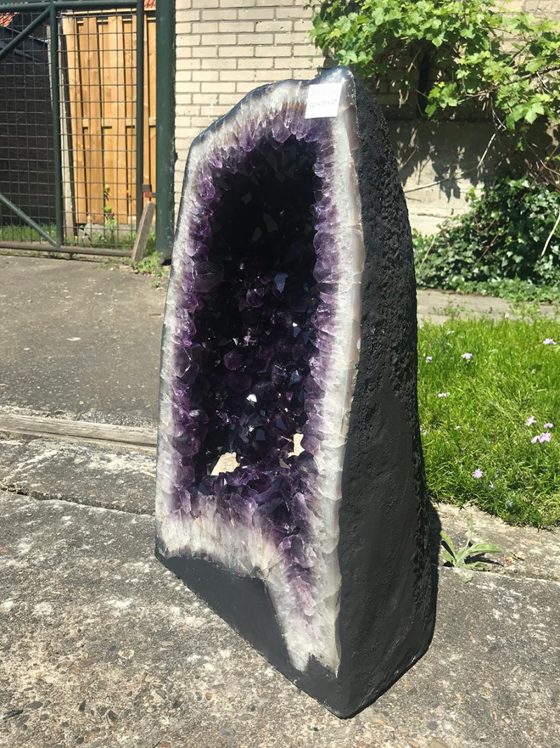 Amethist Geode van 63 kilo, H57 x B35 x D25 cm