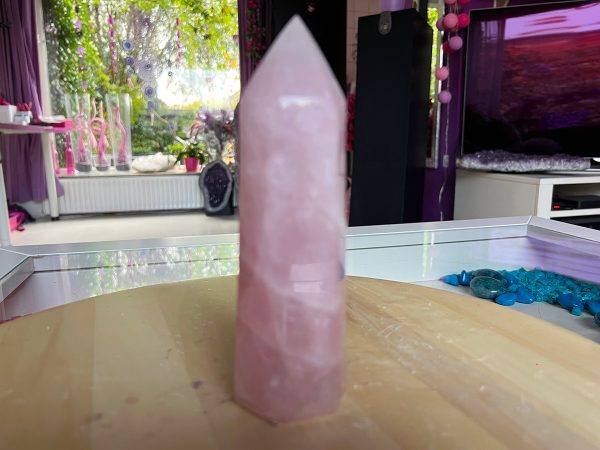 Rozenkwarts obelisk (05) 532 gram