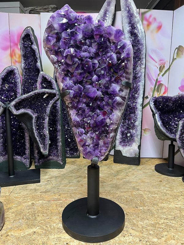 Amethist cluster (104) van 107 kilo