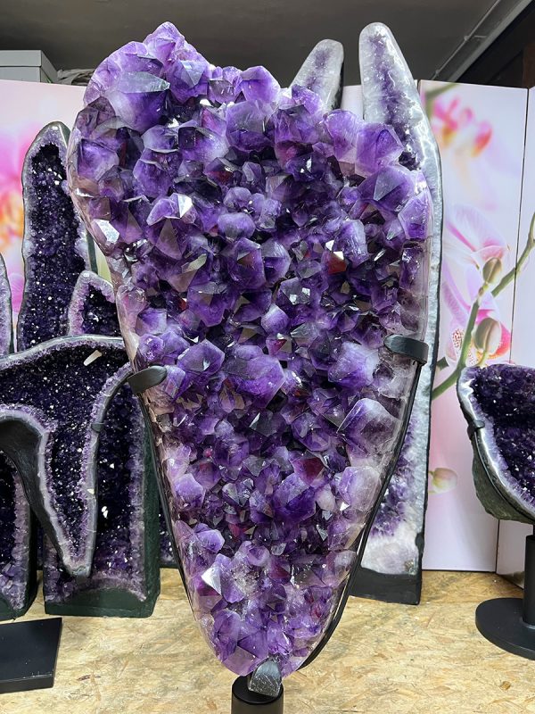 Amethist cluster (104) van 107 kilo