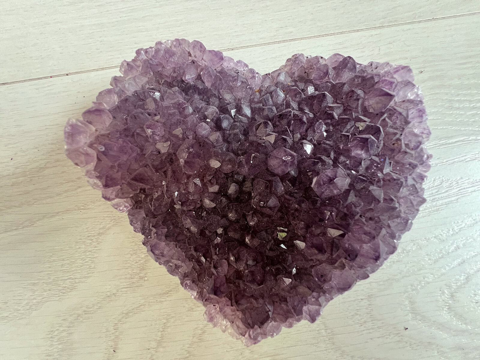 Amethist cluster hartvorm (045) van 660 gram