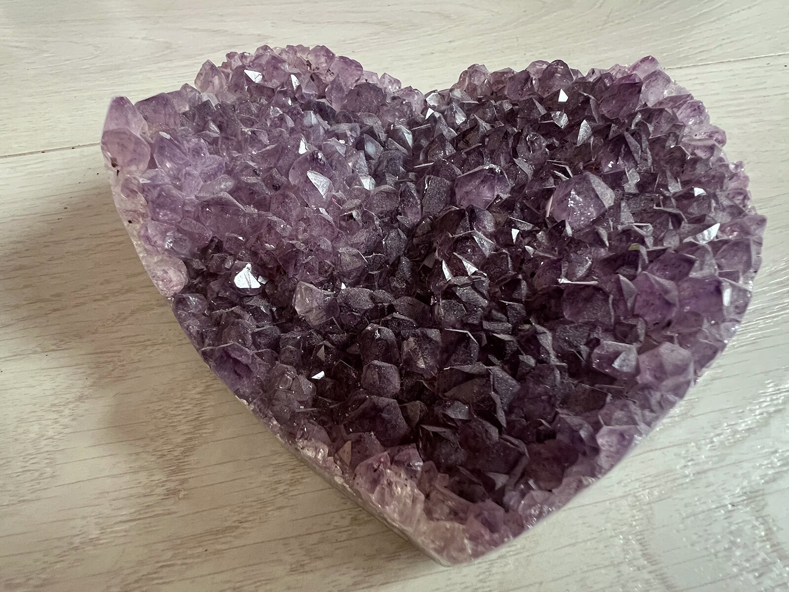 Amethist cluster hartvorm (045) van 660 gram