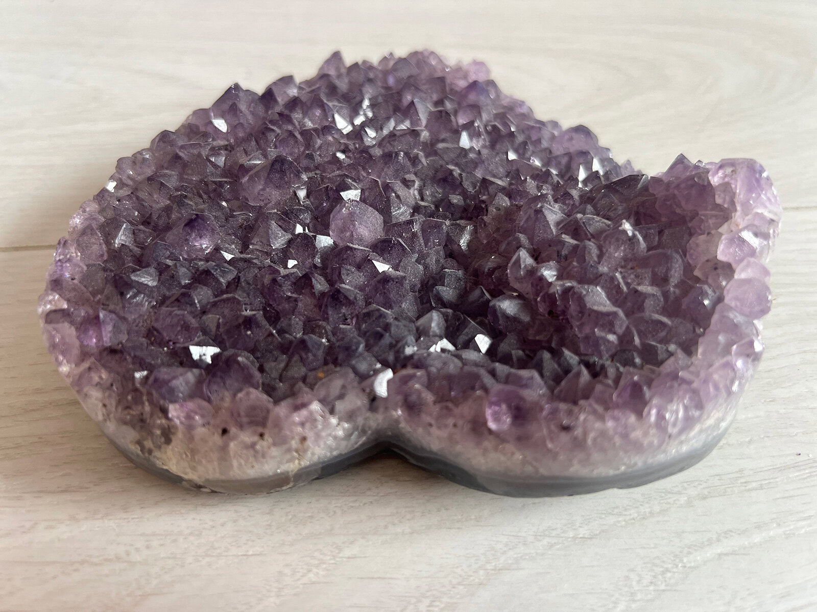 Amethist cluster hartvorm (045) van 660 gram
