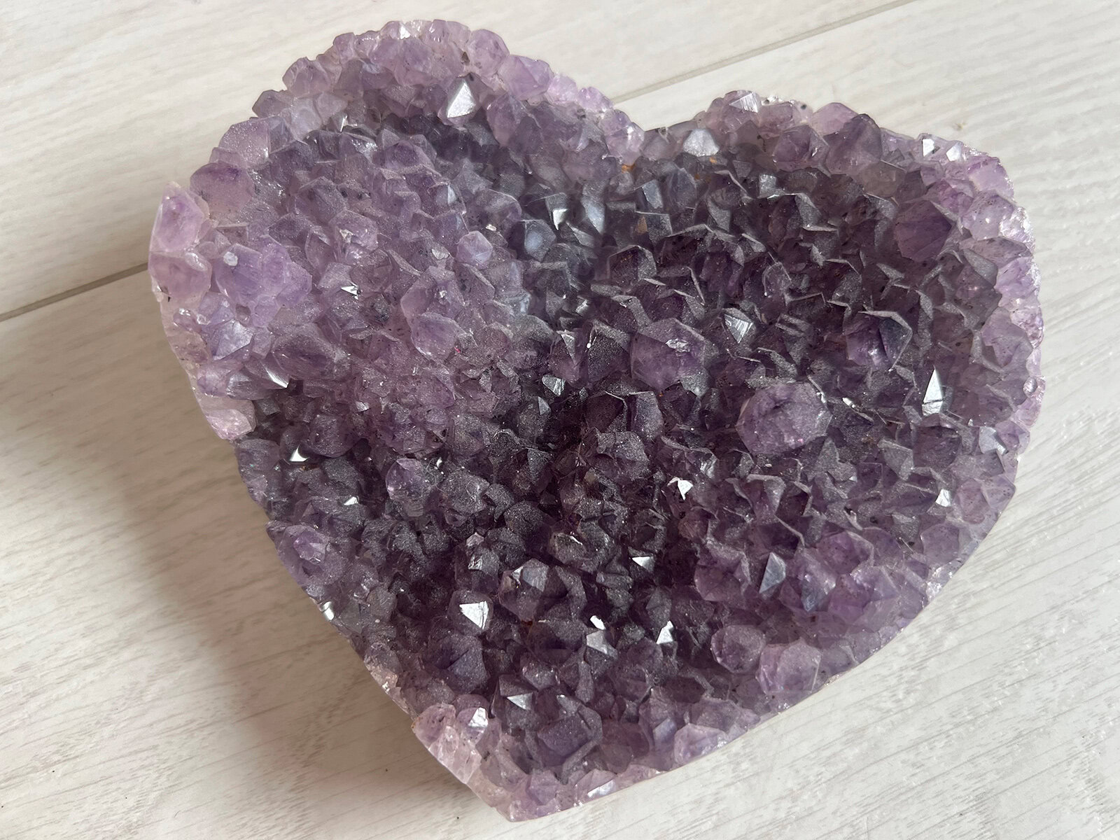 Amethist cluster hartvorm (045) van 660 gram