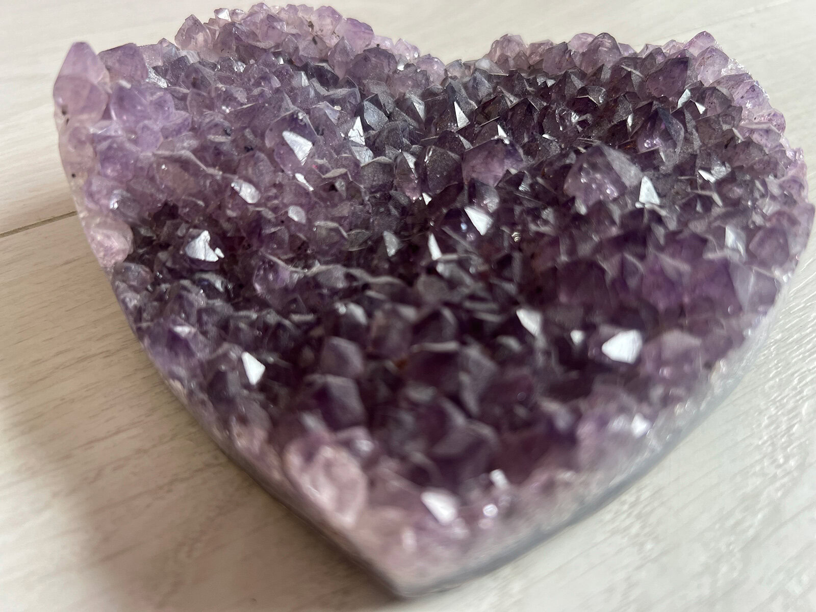 Amethist cluster hartvorm (045) van 660 gram